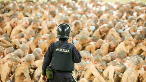 Quelle foto choc da El Salvador: detenuti ammassati in carcere