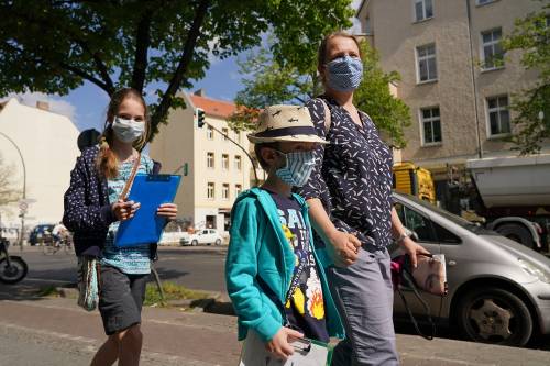 Mascherine obbligatorie in Germania: fino a 10mila euro di multa per chi non le indossa