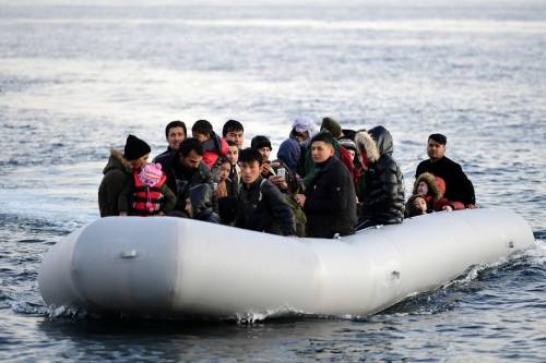 Il pugno duro con gli italiani. Carezze alle ong