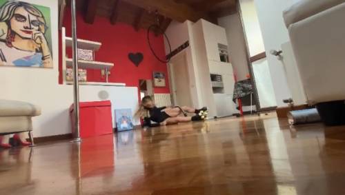 Maddalena Corvaglia alle prese con le (sexy) pulizie. Ma cade rovinosamente a terra