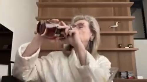 Meryl Streep alza troppo il gomito in diretta video: è lei la regina di Zoom