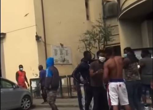 Test sui migranti, due positivi: il virus fa tremare don Biancalani
