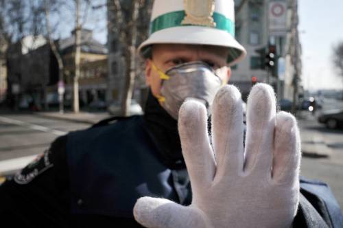 "Lei è senza mascherina": vigile finisce in ospedale