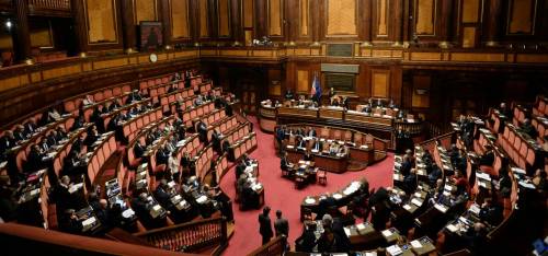 Maggioranza in affanno Centrodestra vota unito e dà i soldi agli italiani