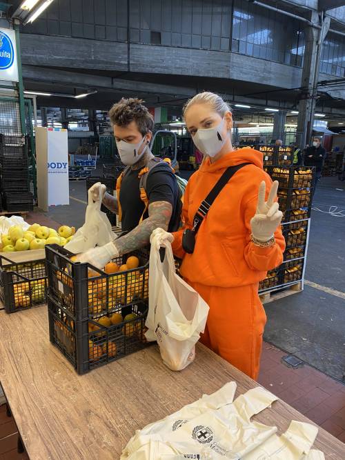 Chiara Ferragni e Fedez volontari per un giorno. Frutta e verdura per chi è in difficoltà