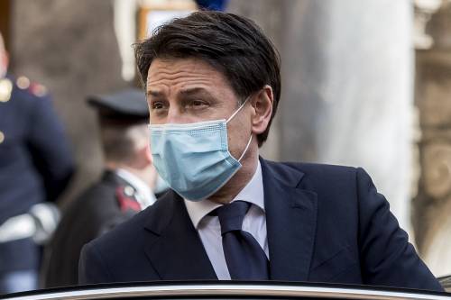 Tutte le mosse di Conte per salvarsi dal Covid Il bluff sulle mascherine