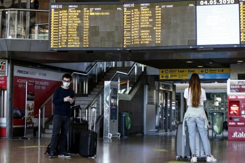 La guerra tra scettici e rigoristi lascia a piedi turisti e italiani