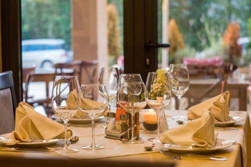 Mantenere le distanze al ristorante? Arrivano i manichini