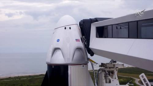 Crew Dragon rimane a terra: rinviato il lancio nello spazio