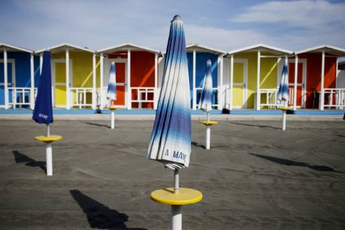 Mascherine, distanze durante il bagno e prenotazioni. Così cambia l'estate al mare