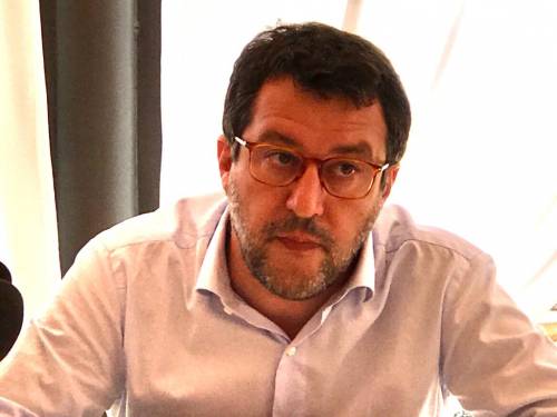 Minacce choc contro Salvini: "Mettiamolo a testa in giù"