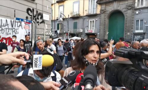 Assessore al corteo contro la polizia e De Magistris resta in silenzio