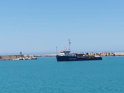 Sea Watch ci scarica 211 migranti. La Lega: "La magistratura indaghi"