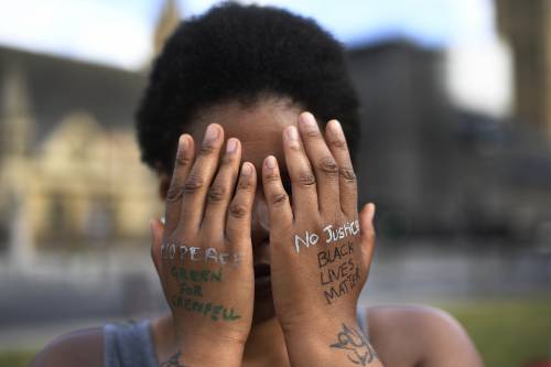 La follia dei Black lives matter: "Abbattere le statue di Gesù"