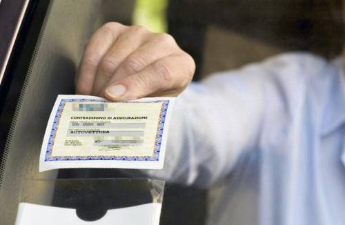L'auto è ferma? Occhio all'assicurazione: cosa si rischia
