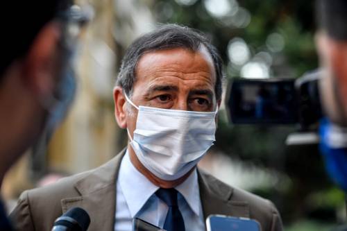 Covid, il sindaco nel mirino: "Predica bene e razzola male"