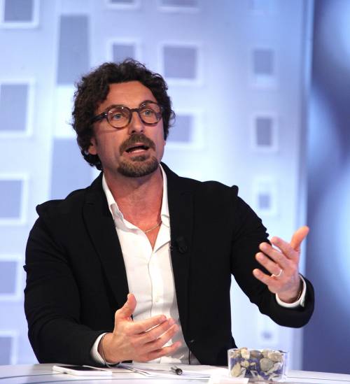 Toninelli senza freni: specula sul virus e si esalta: "Sono il ministro che ha fatto di più nella storia"