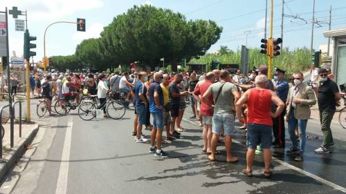 Calabria, proteste per i migranti positivi: scende in campo l'esercito