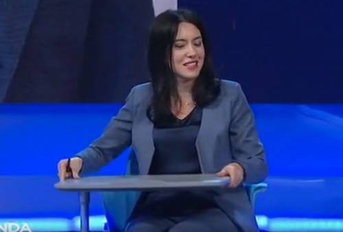 Azzolina prova il banco 'mobile': la scenetta in tv