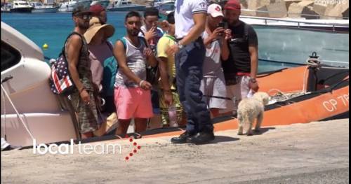 Ecco i nuovi migranti di Lampedusa: cappello in paglia, bagagli e barboncino al seguito