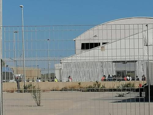 Un'altra fuga di massa record: si fanno scappare 500 migranti