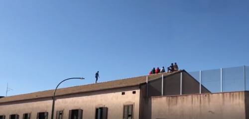 Il centro migranti è un colabrodo: altri 50 in fuga ad Agrigento