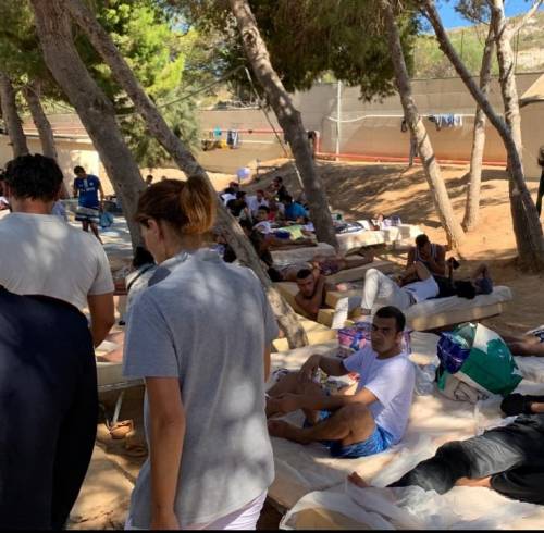 Migrante positivo a spasso per Palermo. E Lampedusa chiude l'hotspot