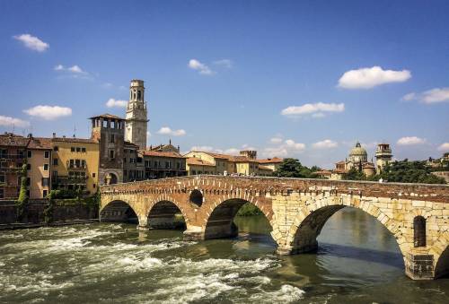 Nel fiume per aiutare un suicida. Pompiere salvato dopo 16 km