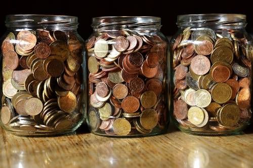 Nuovo crollo dei consumi a luglio (-7%). E Fitch taglia le stime sul Pil a -10%