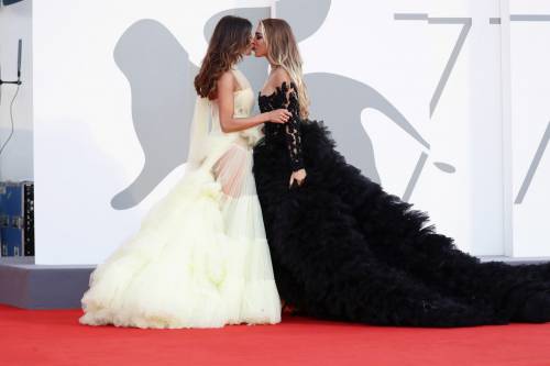 "Ma quanto siete volgari", "Schifo". Bufera a Venezia per questo gesto