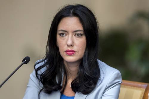 Le Regioni: "Lezioni online per le superiori". Ma la Azzolina: "Non se ne parla"