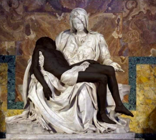 Nel nome del buonismo "cambiano" la Pietà: Gesù diventa nero