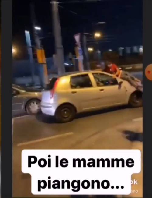 Si lanciano sulle auto in corsa: l’ultima follia dei giovani