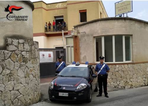 Migranti fuori controllo Appiccano un incendio Si gettano dalle finestre
