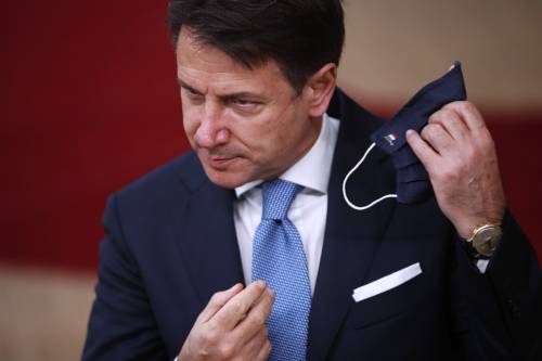 Mascherine pure dentro casa. Ecco cosa cambia da domani