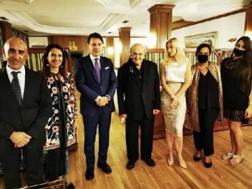 L Imbarazzo Di Palazzo Chigi Per Questa Foto Di Conte A Cena Ilgiornale It