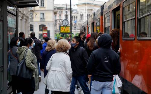 Ipotesi di capienza ridotta per i trasporti pubblici. Ma è rischio caos mobilità. "Così a piedi in 275mila"