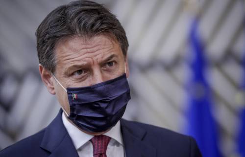 "Bisogna chiudere le città". Ma Conte (per ora) boccia il pugno duro