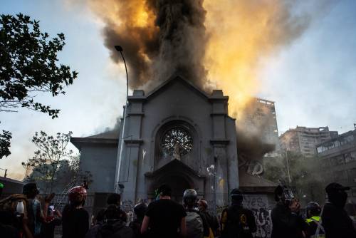 Cile, chiese a fuoco e saccheggi. La rivolta dei rossi anti sistema