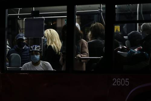 Bus e mezzi pubblici strapieni. Pure M5s si sveglia: ora basta