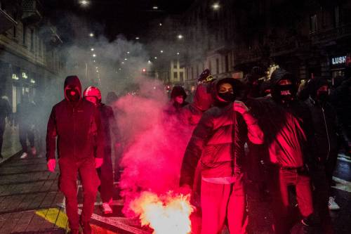 Ecco i bulli in mascherina che devastano le nostre città