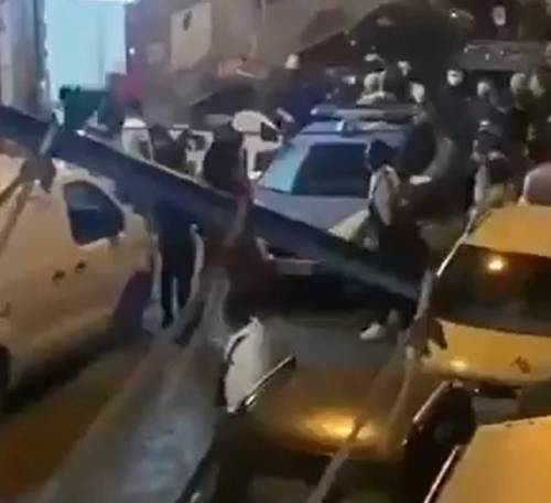 Napoli, maxi festa di nigeriani Arriva la polizia: feriti 8 agenti