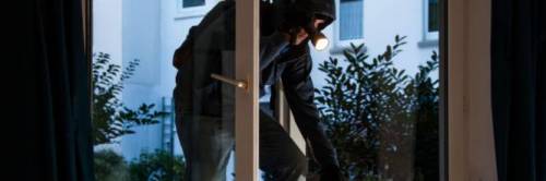 Professore sta facendo la videolezione: i ladri gli entrano in casa in diretta
