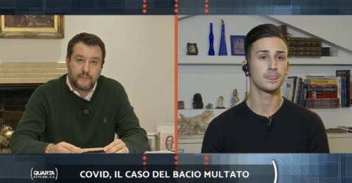 Bacia la sua fidanzata e viene subito multato Salvini: "Paghiamo noi"