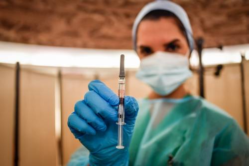 "Come ci comporteremo con il vaccino meno efficace?"