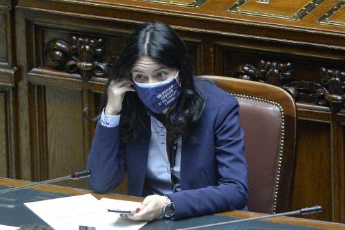Scuole chiuse da mesi, ma Azzolina loda ancora Arcuri e i suoi banchi