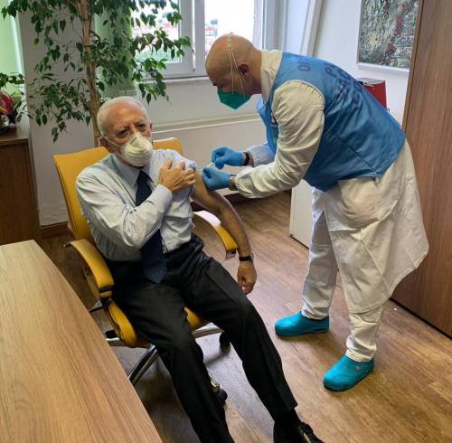 "Senza decenza, salta la fila". Bufera sul vaccino di De Luca