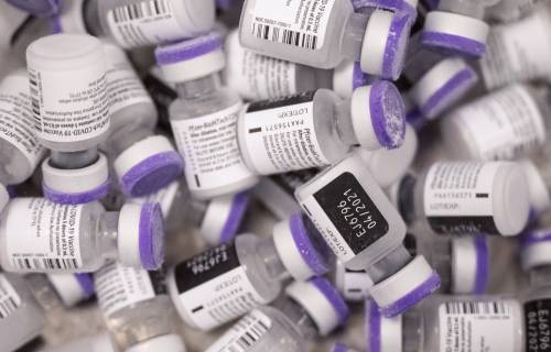 Le reazioni avverse del vaccino Pfizer. Scatta il "cartellino giallo"