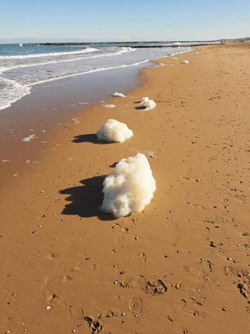 Strana schiuma in mare "Ecco che cosa c'è dietro"