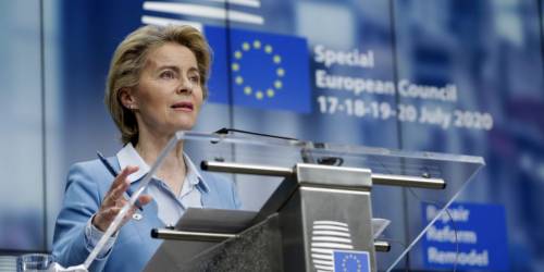 Il caos vaccini spacca l'Ue: Timmermans attacca von der Leyen